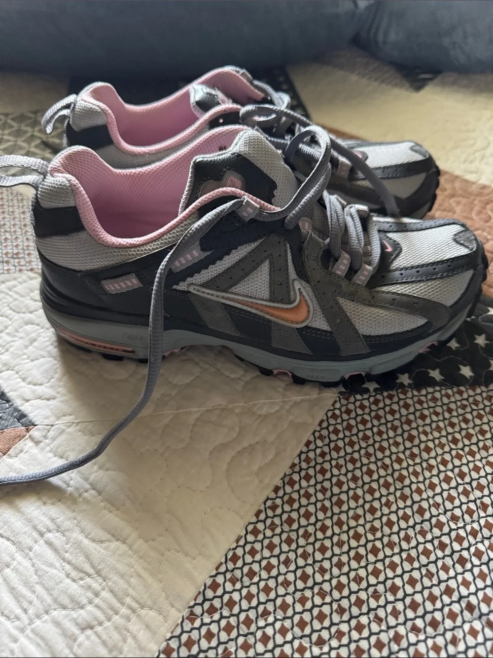 Nike Women's Gray and Pink Athletic Sneakers